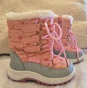 NWOT Toddler 2-4 y.o. Girl Snow Boots.  Pink with Snowflake Detail.